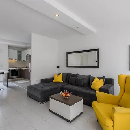 Apartman Doors Of West