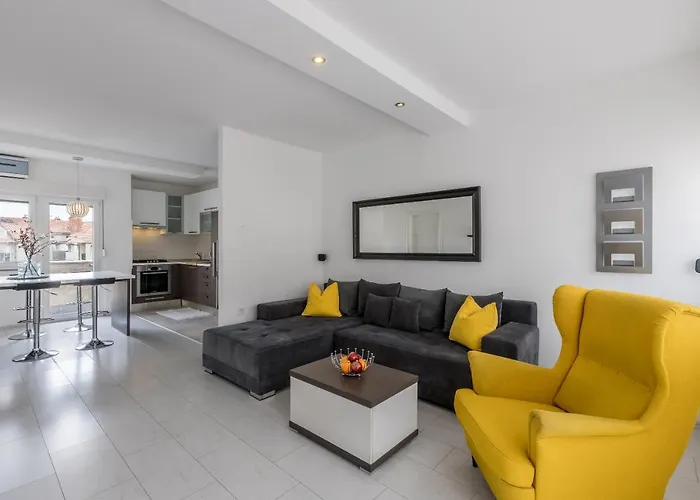 Διαμέρισμα Doors Of West