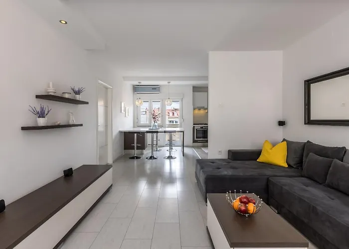 Διαμέρισμα Doors Of West *